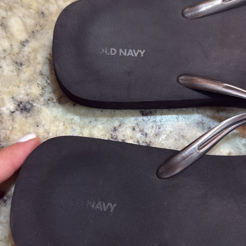 Old Navy Women’s Peace sign flip flops Metallic Bronze Size 9 - Picture 5 of 6